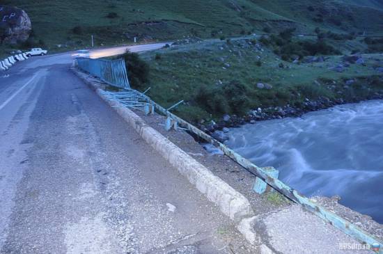В Кабардино-Балкарии автомобиль упал с моста в реку
