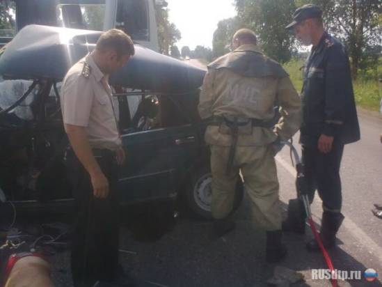 Двое погибших в столкновении жигулей с грузовиком на Украине