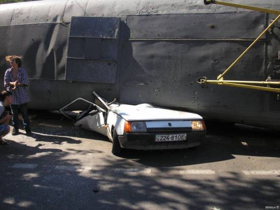 В Одессе трамвай перевернулся и раздавил автомобиль