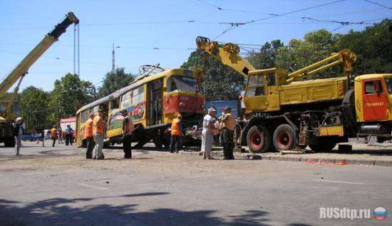 В Одессе трамвай перевернулся и раздавил автомобиль