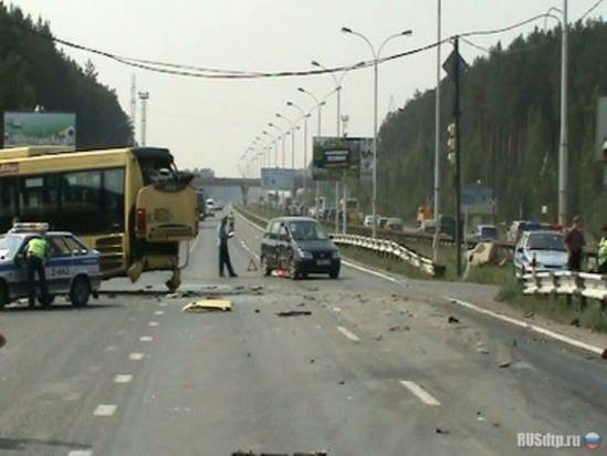 В Екатеринбурге фура без тормозов протаранила автобус