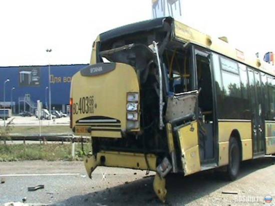 В Екатеринбурге фура без тормозов протаранила автобус