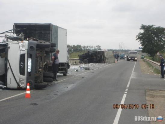 Под Краснодаром столкнулись два грузовика Hyundai