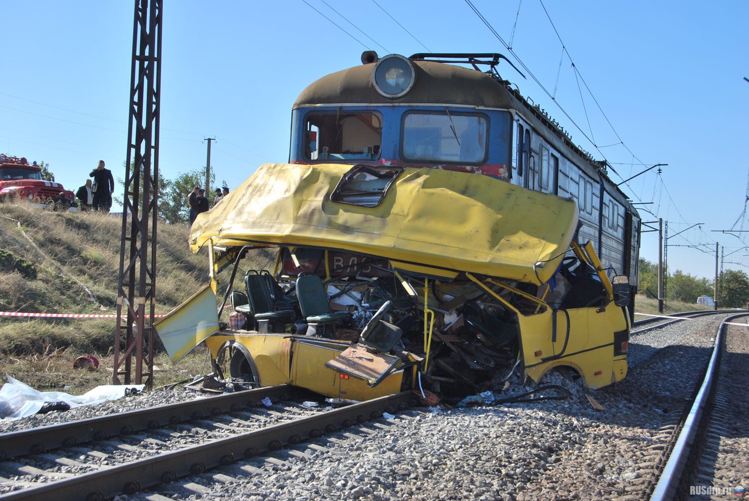 6 октября 2010 года. Железнодорожная авария. Столкновение поезда с автобусом. Машина поезд.