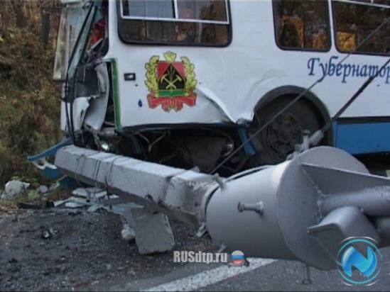 Столкновение жигулей с троллейбусом в Новокузнецке