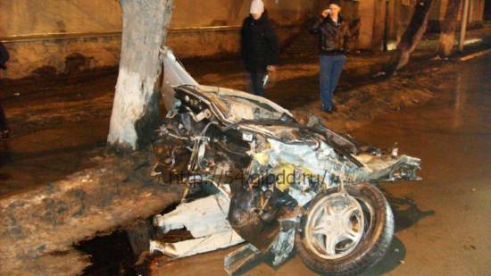 В Новосибирске в аварии Тойоту разорвало на части