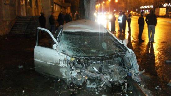 В Новосибирске в аварии Тойоту разорвало на части
