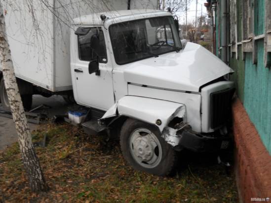 В Курске водитель девятки чудом выжил в замесе