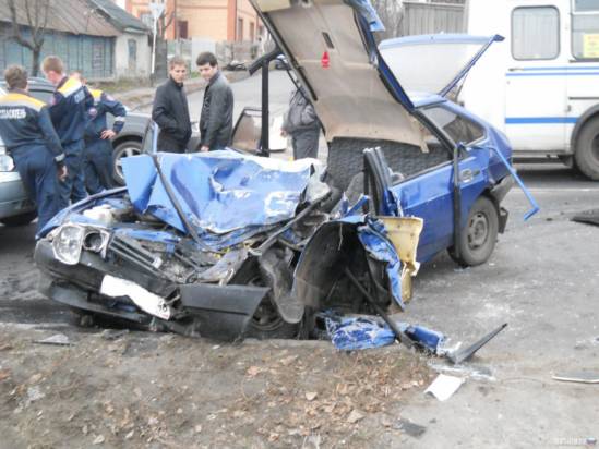 В Курске водитель девятки чудом выжил в замесе