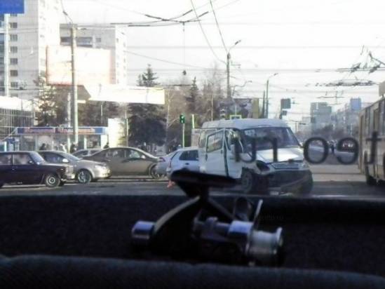В Челябинске столкнулись Ниссан и маршрутная Газель