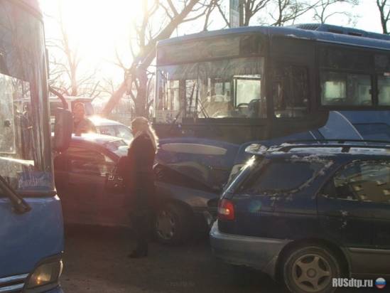 В центре Владивостока автобус столкнулся с 9-ю автомобилями