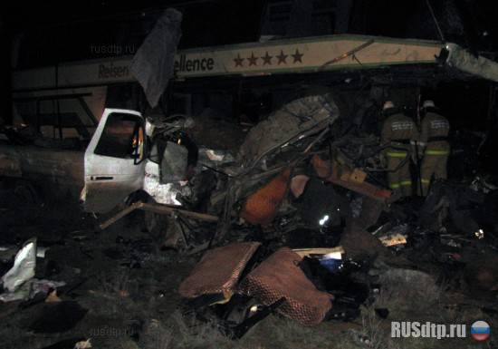 При столкновении автобуса и Газели в Калмыкии погибло 6 человек