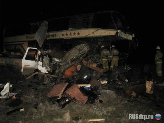 При столкновении автобуса и Газели в Калмыкии погибло 6 человек