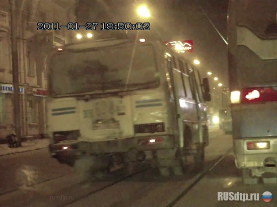 В Иркутске автобус протаранил трамвай