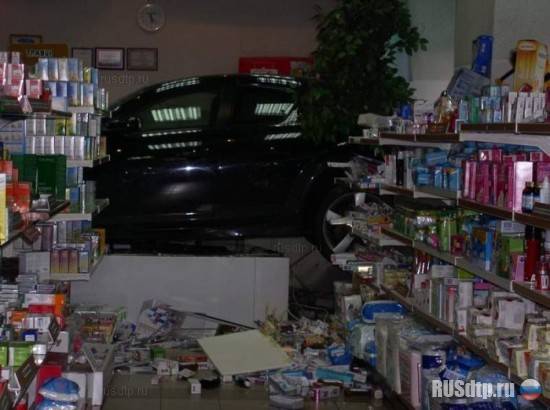 Девушка на Mazda RX-8 разнесла аптеку