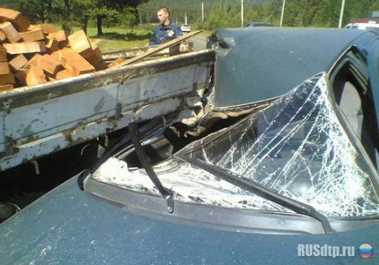 ВАЗ-2110 врезался в грузовик в Челябинске