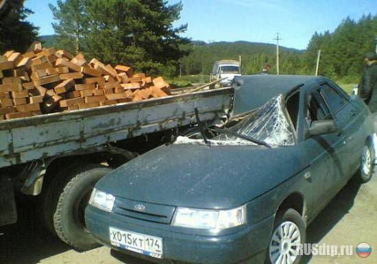 ВАЗ-2110 врезался в грузовик в Челябинске