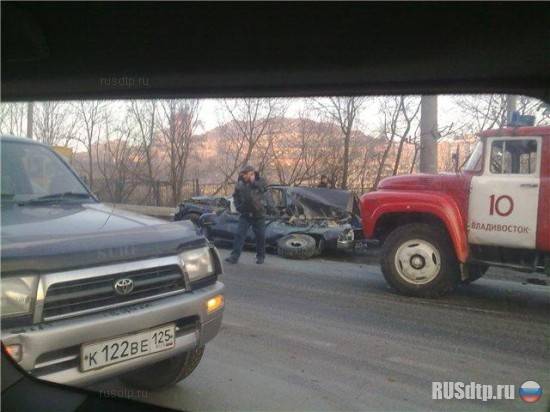 Во Владивостоке КАМАЗ протаранил 10 автомобилей