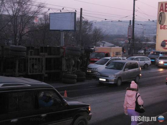 Во Владивостоке КАМАЗ протаранил 10 автомобилей