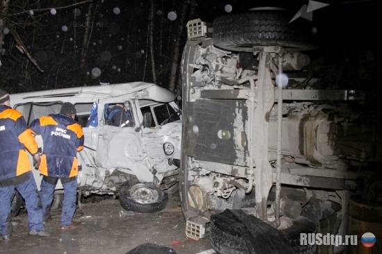 При столкновении грузовика и УАЗа погибли двое