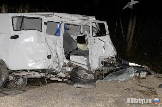 При столкновении грузовика и УАЗа погибли двое