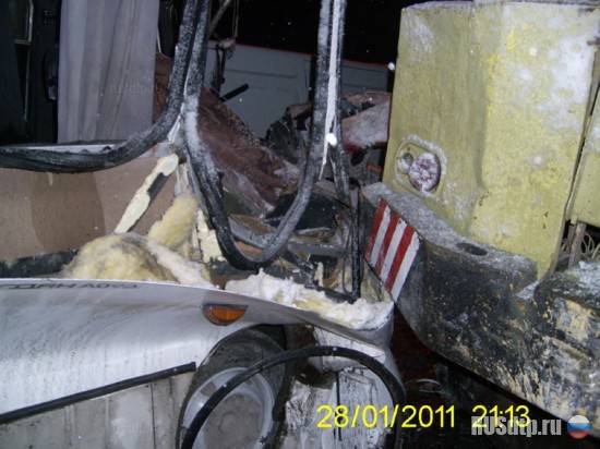 В Крыму автобус врезался в экскаватор