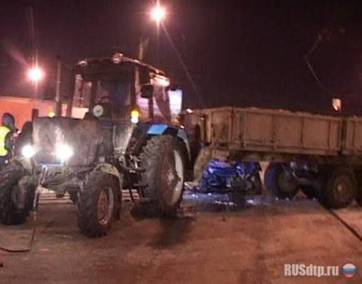 Иномарка столкнулась с трактором в Новосибирске