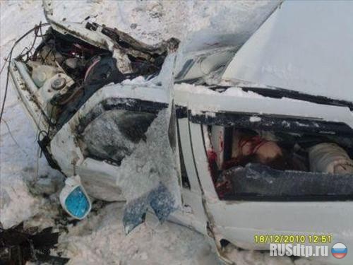 Женщина на ВАЗ-2110 лоб в лоб столкнулась с бензовозом