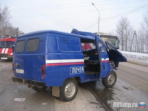 Водитель почтового УАЗа погиб в столкновении с автобусом
