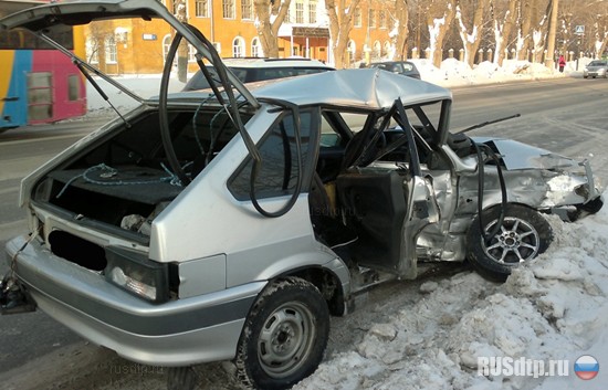 В Екатеринбурге лоб в лоб столкнулись ВАЗ-2114 и ВАЗ-2109