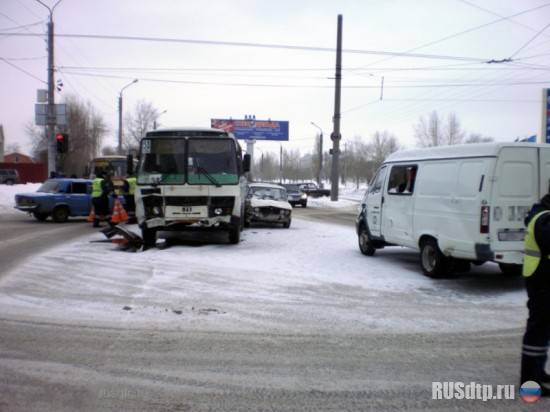 В Оренбурге пьяный водитель автобуса устроил погром на перекрестке