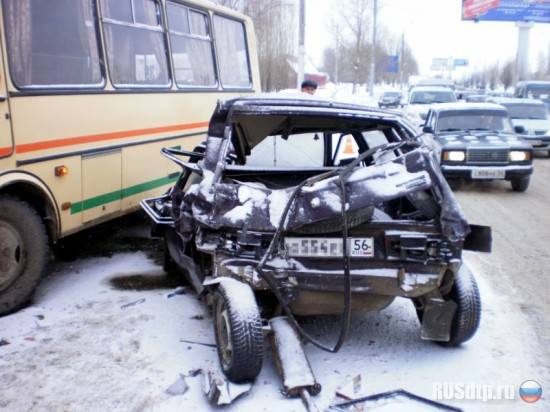 В Оренбурге пьяный водитель автобуса устроил погром на перекрестке