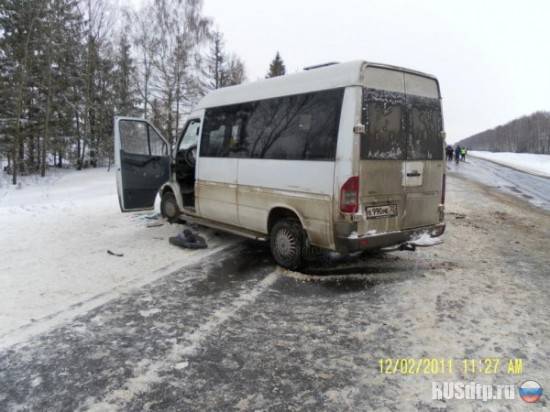 В Брянской области лоб в лоб столкнулись МАЗ и автобус