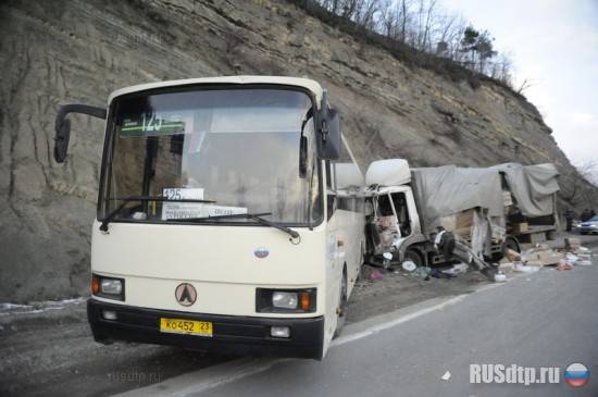 На Мамайском перевале в Сочи «МАЗ» столкнулся с автобусом