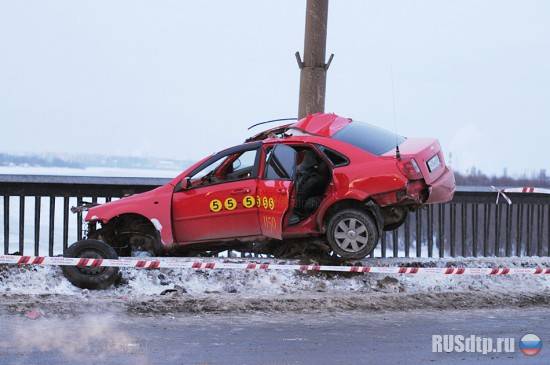 В Новгороде таксист убился об столб