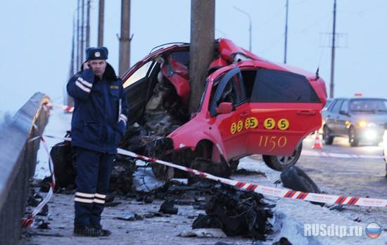 В Новгороде таксист убился об столб
