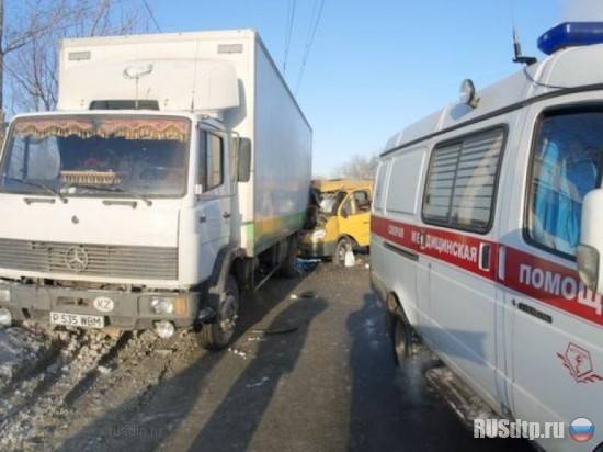 В Челябинске маршрутная «Газель» догнала грузовик