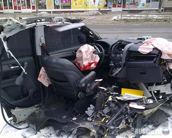 В Харькове Хонду разорвало на две части после наезда на столб