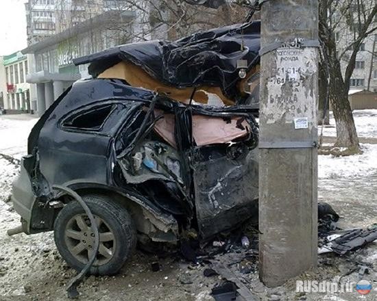 В Харькове Хонду разорвало на две части после наезда на столб