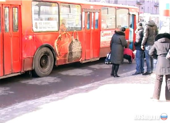 В Омске троллейбус сбил пожилую женщину
