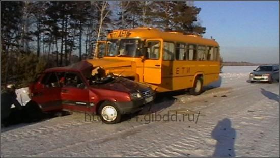 «Лада» врезалась в школьный автобус: трое погибших