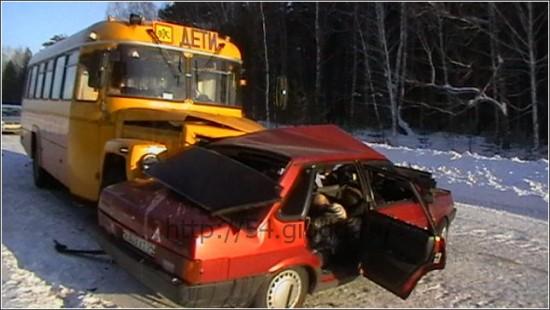 «Лада» врезалась в школьный автобус: трое погибших