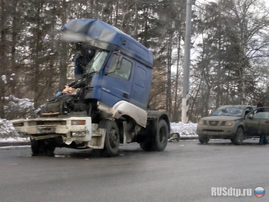 На Ленинградке молоковоз столкнулся с автовозом