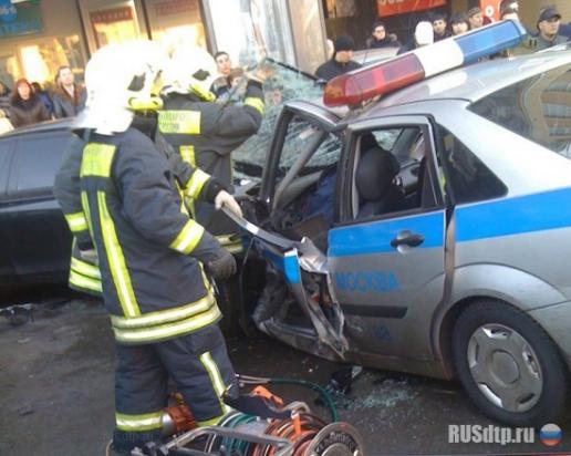 Автомобиль ГИБДД попал в крупную аварию в центре Москвы