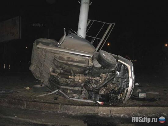 В Луганске Тойота налетела на столб