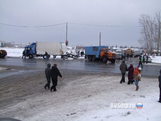 В Чувашии поезд протаранил фуру