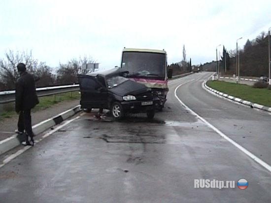 В Крыму в аварии с автобусом погиб человек