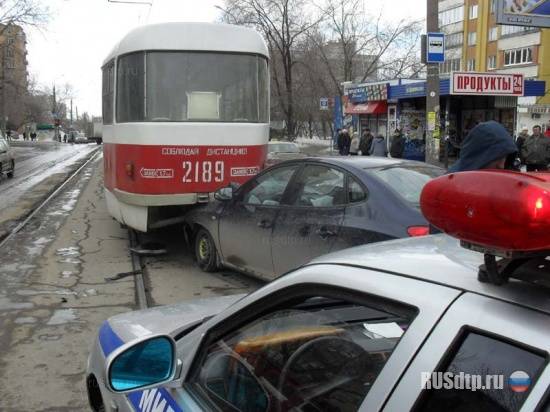 В Самаре «Hyundai» врезался в трамвай