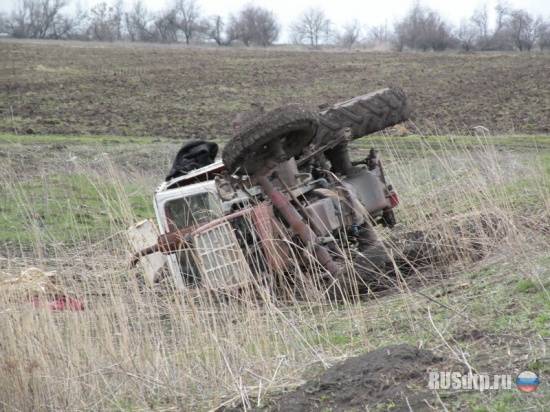 Пьяный тракторист опрокинул трактор
