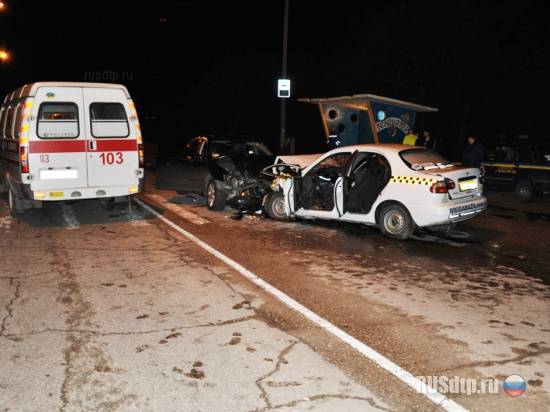 В Крыму «Subaru» столкнулся на встречке с такси